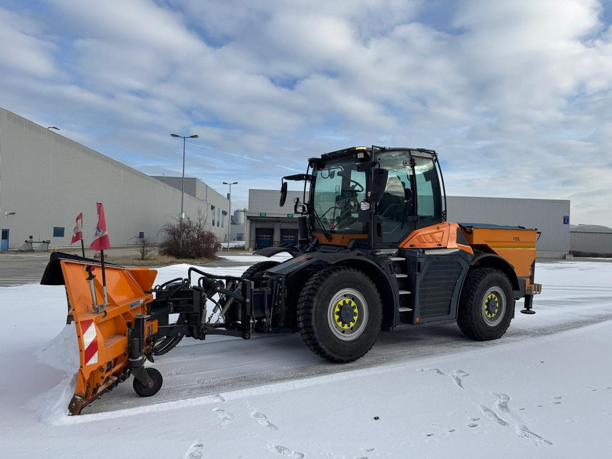 FUSS Trac 4200 med frontplog, sett skrått forfra